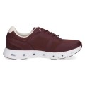 Bordowe sneakersy Caprice wykonane z materiałów wegańskich i przewiewnej tkaniny. Technologie gwarantujące wygodę łączą się z innowacyjną wkładką CLIMOTION, która dba o idealną amortyzację oraz elastyczność przy każdym kroku.