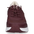 Bordowe sneakersy Caprice wykonane z materiałów wegańskich i przewiewnej tkaniny. Technologie gwarantujące wygodę łączą się z innowacyjną wkładką CLIMOTION, która dba o idealną amortyzację oraz elastyczność przy każdym kroku.