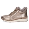 Stylowe złote sneakersy Caprice z metalicznym wykończeniem. Puszyste ocieplenie chroni przed zimnem, membrana wodoodporna zabezpiecza przed wilgocią, a gruba podeszwa z technologią AIRMOTION zapewnia znakomitą amortyzację i komfort.