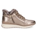Stylowe złote sneakersy Caprice z metalicznym wykończeniem. Puszyste ocieplenie chroni przed zimnem, membrana wodoodporna zabezpiecza przed wilgocią, a gruba podeszwa z technologią AIRMOTION zapewnia znakomitą amortyzację i komfort.