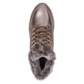 Stylowe złote sneakersy Caprice z metalicznym wykończeniem. Puszyste ocieplenie chroni przed zimnem, membrana wodoodporna zabezpiecza przed wilgocią, a gruba podeszwa z technologią AIRMOTION zapewnia znakomitą amortyzację i komfort.
