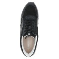 Czarno-srebrzyste sneakersy Caprice z połączenia zamszu i połyskującej skóry. Wygodny system hands-free ułatwia wsuwanie bez użycia rąk, a podeszwa z technologią AIRMOTION zapewnia znakomitą cyrkulację powietrza, amortyzację i całodzienny komfort.
