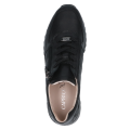 Sportowe czarne sneakersy Caprice wykonane z miękkiej skóry naturalnej. Połączenie sznurowania i bocznego zamka ułatwia zakładanie, a elastyczna podeszwa z technologią AIRMOTION zapewnia znakomitą cyrkulację powietrza oraz amortyzację kroków.