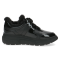 Ocieplane czarne sneakersy Caprice wykonane z połączenia skóry i lakierowanych akcentów. Puszyste futerko chroni przed chłodem, gruba podeszwa dodaje stylu, a wkładka MEMOTION z pamięcią kształtu zapewnia niezrównany komfort noszenia.