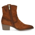 Miodowobrązowe kowbojki Caprice z miękkiego zamszu naturalnego. Modny, ścięty obcas dodaje charakteru, a boczny zamek ułatwia zakładanie. Technologia AIRMOTION dba o właściwą cyrkulację powietrza, amortyzację i komfort podczas chodzenia.