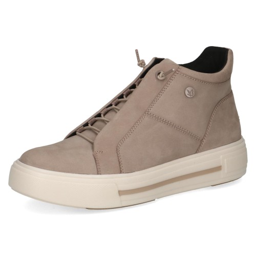 Stylowe beżowe sneakersy Caprice z miękkiego nubuku. Praktyczny ściągacz ze stoperem ułatwia wkładanie, podwyższona cholewka chroni kostkę, a gruba podeszwa z technologią AIRMOTION zapewnia optymalną cyrkulację powietrza i świetną amortyzację.