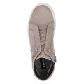 Stylowe beżowe sneakersy Caprice z miękkiego nubuku. Praktyczny ściągacz ze stoperem ułatwia wkładanie, podwyższona cholewka chroni kostkę, a gruba podeszwa z technologią AIRMOTION zapewnia optymalną cyrkulację powietrza i świetną amortyzację.
