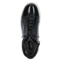 Nowoczesne czarne sneakersy Caprice z lakierowanej skóry. Wygodne sznurowanie ze ściągaczem ułatwia wkładanie, wysoka cholewka chroni kostkę, a gruba podeszwa z technologią AIRMOTION gwarantuje doskonałą cyrkulację powietrza i amortyzację.