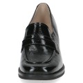 Eleganckie czarne loafersy Caprice wykonane z lakierowanej skóry. Klasyczny fason z dekoracyjnym paskiem na wyższym, stabilnym klocku. Technologia AIRMOTION zapewnia optymalną cyrkulację powietrza, amortyzację i komfort przez cały dzień.