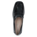 Eleganckie czarne loafersy Caprice wykonane z lakierowanej skóry. Klasyczny fason z dekoracyjnym paskiem na wyższym, stabilnym klocku. Technologia AIRMOTION zapewnia optymalną cyrkulację powietrza, amortyzację i komfort przez cały dzień.