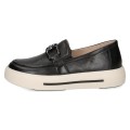 Stylowe czarne loafersy Caprice ze skóry naturalnej z elegancką metalową klamrą. Kontrastowa, gruba podeszwa dodaje nowoczesnego charakteru, a technologia AIRMOTION zapewnia optymalną cyrkulację powietrza, doskonałą amortyzację i komfort.