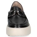 Stylowe czarne loafersy Caprice ze skóry naturalnej z elegancką metalową klamrą. Kontrastowa, gruba podeszwa dodaje nowoczesnego charakteru, a technologia AIRMOTION zapewnia optymalną cyrkulację powietrza, doskonałą amortyzację i komfort.