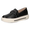 Stylowe czarne loafersy Caprice ze skóry naturalnej z elegancką metalową klamrą. Kontrastowa, gruba podeszwa dodaje nowoczesnego charakteru, a technologia AIRMOTION zapewnia optymalną cyrkulację powietrza, doskonałą amortyzację i komfort.