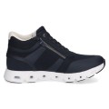Granatowe sneakersy Caprice z podwyższoną cholewką za kostkę. Membrana wodoodporna chroni przed wilgocią, boczny zamek ułatwia zakładanie, a innowacyjna technologia CLIMOTION zapewnia sprężystość, miękkość i optymalną cyrkulację powietrza.