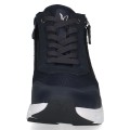Granatowe sneakersy Caprice z podwyższoną cholewką za kostkę. Membrana wodoodporna chroni przed wilgocią, boczny zamek ułatwia zakładanie, a innowacyjna technologia CLIMOTION zapewnia sprężystość, miękkość i optymalną cyrkulację powietrza.