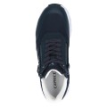 Granatowe sneakersy Caprice z podwyższoną cholewką za kostkę. Membrana wodoodporna chroni przed wilgocią, boczny zamek ułatwia zakładanie, a innowacyjna technologia CLIMOTION zapewnia sprężystość, miękkość i optymalną cyrkulację powietrza.