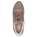 Stylowe sneakersy Caprice z połączenia zamszu i połyskującej skóry. System hands-free umożliwia szybkie i wygodne wsuwanie bez użycia rąk, a podeszwa z technologią AIRMOTION gwarantuje doskonałą cyrkulację powietrza, amortyzację i komfort.