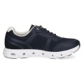 Wegańskie granatowe sneakersy Caprice wykonane z lekkiej tkaniny i siateczki. Innowacyjna podeszwa z technologią CLIMOTION zapewnia niezwykłą miękkość, sprężystość oraz optymalną cyrkulację powietrza przy każdym kroku.