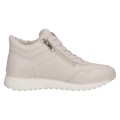 asnobeżowe zimowe sneakersy Caprice ocieplane futerkiem. Membrana wodoodporna skutecznie chroni przed wilgocią, zamek ułatwia zakładanie, a podeszwa z technologią AIRMOTION zapewnia świetną cyrkulację powietrza, amortyzację i całodzienny komfort.