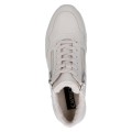 asnobeżowe zimowe sneakersy Caprice ocieplane futerkiem. Membrana wodoodporna skutecznie chroni przed wilgocią, zamek ułatwia zakładanie, a podeszwa z technologią AIRMOTION zapewnia świetną cyrkulację powietrza, amortyzację i całodzienny komfort.