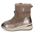 Złoto-brązowe śniegowce Caprice z ociepleniem z miękkiego baranka i metalicznym wykończeniem. Membrana wodoodporna chroni przed śniegiem i wilgocią, a technologia AIRMOTION zapewnia optymalną cyrkulację powietrza oraz amortyzację.