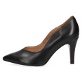 Czarne czółenka damskie Caprice Effi ze skóry naturalnej to eleganckie szpilki na każdą okazję. Miękka wkładka MEMOTION, obcas 8,5 cm i skórzana wyściółka zapewniają wygodę, stabilność oraz komfort przez cały dzień.