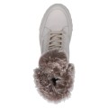 Kremowe sneakersy za kostkę Caprice ze skóry naturalnej. Wykończone puszystym futerkiem. Podeszwa z technologią BLUE GRIP gwarantuje doskonałą przyczepność na śliskich nawierzchniach, ciepło i całodzienną wygodę.