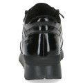 Czarne lakierowane sneakersy za kostkę Caprice. Wodoodporna membrana TEX zabezpiecza przed wilgocią, zamki ułatwiają zakładanie, a podeszwa z technologią AIRMOTION gwarantuje idealną amortyzację, cyrkulację powietrza i całodzienny komfort.