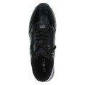 Czarne lakierowane sneakersy za kostkę Caprice. Wodoodporna membrana TEX zabezpiecza przed wilgocią, zamki ułatwiają zakładanie, a podeszwa z technologią AIRMOTION gwarantuje idealną amortyzację, cyrkulację powietrza i całodzienny komfort.