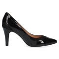 Czarne lakierowane czółenka damskie Caprice Effi na szpilce 8,5 cm to eleganckie buty ze skóry naturalnej. Wkładka MEMOTION zapewnia wygodę, amortyzację i komfort przez cały dzień – idealne do sukienki, garnituru i na wyjątkowe okazje.