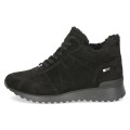 Czarne zamszowe sneakersy za kostkę Caprice z puszystym ociepleniem. Sznurowany fason na grubszej podeszwie z wyjmowaną wkładką i technologią AIRMOTION zapewnia świetną amortyzację, izolację i całodzienny komfort w chłodne dni.