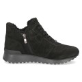 Czarne zamszowe sneakersy za kostkę Caprice z puszystym ociepleniem. Sznurowany fason na grubszej podeszwie z wyjmowaną wkładką i technologią AIRMOTION zapewnia świetną amortyzację, izolację i całodzienny komfort w chłodne dni.