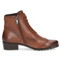 Stylowe koniakowe botki Caprice ze skóry naturalnej z tradycyjnym zdobieniem brogues. Sznurowany fason na stabilnym, niskim obcasie połączony z technologią AIRMOTION zapewnia elegancki wygląd, optymalną cyrkulację powietrza i wygodę.