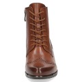 Stylowe koniakowe botki Caprice ze skóry naturalnej z tradycyjnym zdobieniem brogues. Sznurowany fason na stabilnym, niskim obcasie połączony z technologią AIRMOTION zapewnia elegancki wygląd, optymalną cyrkulację powietrza i wygodę.