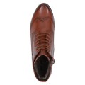 Stylowe koniakowe botki Caprice ze skóry naturalnej z tradycyjnym zdobieniem brogues. Sznurowany fason na stabilnym, niskim obcasie połączony z technologią AIRMOTION zapewnia elegancki wygląd, optymalną cyrkulację powietrza i wygodę.