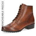 Stylowe koniakowe botki Caprice ze skóry naturalnej z tradycyjnym zdobieniem brogues. Sznurowany fason na stabilnym, niskim obcasie połączony z technologią AIRMOTION zapewnia elegancki wygląd, optymalną cyrkulację powietrza i wygodę.