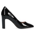 Czarne lakierowane czółenka damskie Caprice Twiggy na słupku to eleganckie buty ze skóry naturalnej. Wkładka MEMOTION, stabilny obcas 8,5 cm i kwadratowy nosek zapewniają wygodę, amortyzację oraz styl do pracy i na wyjątkowe okazje.
