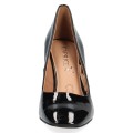 Czarne lakierowane czółenka damskie Caprice Twiggy na słupku to eleganckie buty ze skóry naturalnej. Wkładka MEMOTION, stabilny obcas 8,5 cm i kwadratowy nosek zapewniają wygodę, amortyzację oraz styl do pracy i na wyjątkowe okazje.