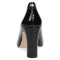 Czarne lakierowane czółenka damskie Caprice Twiggy na słupku to eleganckie buty ze skóry naturalnej. Wkładka MEMOTION, stabilny obcas 8,5 cm i kwadratowy nosek zapewniają wygodę, amortyzację oraz styl do pracy i na wyjątkowe okazje.