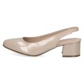 Eleganckie beżowe czółenka bez pięty Caprice z błyszczącej, lakierowanej skóry. Klasyczny fason slingback na stabilnym obcasie klockowym. Miękka wkładka MEMOTION dopasowuje się do stopy, oferując wyjątkowy komfort podczas wiosennych wyjść.