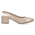 Eleganckie beżowe czółenka bez pięty Caprice z błyszczącej, lakierowanej skóry. Klasyczny fason slingback na stabilnym obcasie klockowym. Miękka wkładka MEMOTION dopasowuje się do stopy, oferując wyjątkowy komfort podczas wiosennych wyjść.