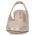 Eleganckie beżowe czółenka bez pięty Caprice z błyszczącej, lakierowanej skóry. Klasyczny fason slingback na stabilnym obcasie klockowym. Miękka wkładka MEMOTION dopasowuje się do stopy, oferując wyjątkowy komfort podczas wiosennych wyjść.