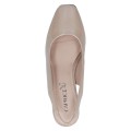 Eleganckie beżowe czółenka bez pięty Caprice z błyszczącej, lakierowanej skóry. Klasyczny fason slingback na stabilnym obcasie klockowym. Miękka wkładka MEMOTION dopasowuje się do stopy, oferując wyjątkowy komfort podczas wiosennych wyjść.