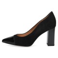 Czarne czółenka Caprice Effi ze skóry naturalnej to eleganckie buty damskie na stabilnym obcasie 8,5 cm. Technologia onAIR ANTISHOKK skutecznie amortyzuje wstrząsy, zapewniając wygodę w pracy, na spotkaniach i wyjątkowych okazjach.