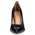 Czarne czółenka Caprice Effi ze skóry naturalnej to eleganckie buty damskie na stabilnym obcasie 8,5 cm. Technologia onAIR ANTISHOKK skutecznie amortyzuje wstrząsy, zapewniając wygodę w pracy, na spotkaniach i wyjątkowych okazjach.