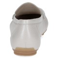 Eleganckie jasnoszare mokasyny Caprice uszyte z miekkiej skóry naturalnej. Klasyczny fason z przeszyciem na nosku oraz technologia AIRMOTION w elastycznej podeszwie zapewniają doskonałą cyrkulację powietrza i wygodę przez cały dzień.