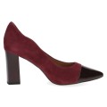 Czerwone czółenka damskie Caprice Effi ze skóry naturalnej to eleganckie buty na stabilnym obcasie 8,5 cm. Technologia onAIR ANTISHOKK amortyzuje wstrząsy, zapewniając komfort noszenia przez cały dzień – do pracy, na wesele i wyjątkowe okazje.