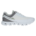 Sportowe biało-szare sneakersy Caprice. Wykonane z lekkiej tkaniny i siateczki, wyposażone w elastyczną podeszwę świetnie amortyzującą wstrząsy. Technologia CLIMOTION dba o optymalny mikroklimat i wybitny komfort podczas aktywności.