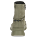 Stylowe khaki botki Caprice z miękkiego zamszu. Model na grubej, wzmocnionej podeszwie z efektownym łańcuszkiem przy kostce. Technologia CLIMOTION zapewnia idealny mikroklimat i wybitną amortyzację. Świetny wybór na jesień i zimę.