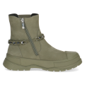 Stylowe khaki botki Caprice z miękkiego zamszu. Model na grubej, wzmocnionej podeszwie z efektownym łańcuszkiem przy kostce. Technologia CLIMOTION zapewnia idealny mikroklimat i wybitną amortyzację. Świetny wybór na jesień i zimę.